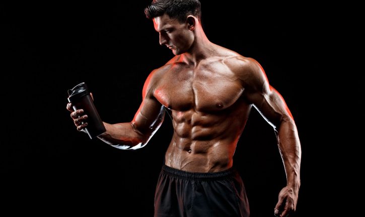 muskulöser Mann mit Proteinshake